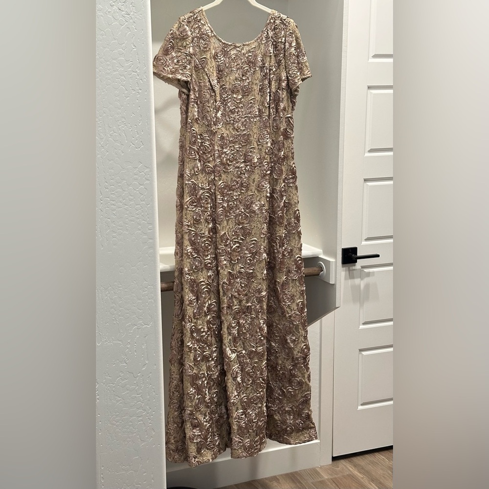 Alex Evenings Sequin Floral Lace Ribbon Rosette Round Neck Short Sleeve Gown
